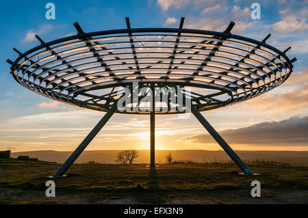 Halo - ein Panoptikum in Haslingden, Rossendale, Lancashire. Entworfen von John Kennedy von LandLab, ist "Halo" ein 18m Durchmesser Stahl Stockfoto