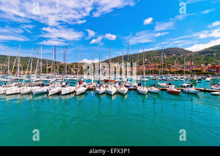 Lerici, Italien - 1. Juni 2013: Hafen und Stadt von Lerici im Sommer auf 1. Juni 2013 in Lerici. Stockfoto