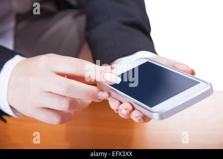 Telefon in weiblichen Händen, weißer Hintergrund Stockfoto