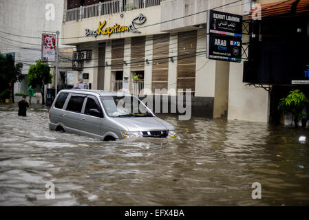 Ein Auto, das sich nach einem anhaltenden Regen durch das Flutwasser bewegte, ließ die Innenstadt von Jakarta überflutet. Stockfoto