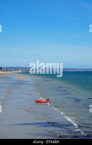 Ein rotes Schlauchboot verwendet im Meer rettet, am Strand. Stockfoto