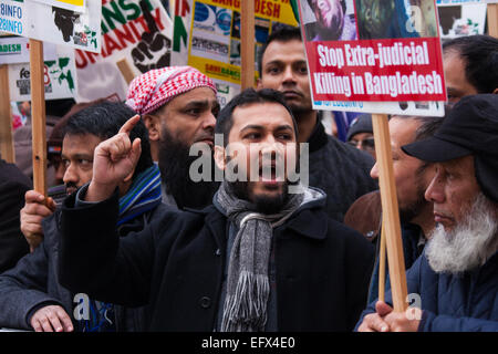 London, 10. Februar 2015. Resultate von UK Bangladeschis aus Bangladesch speichern demonstrieren vor Downing Street vor Übergabe einen Brief an David Cameron attraktiv für ihn, Druck auf die regierende Awami-Liga, freie und faire Wahlen abzuhalten und zu Ende "außergerichtliche Hinrichtungen" und politische Gewalt. Stockfoto