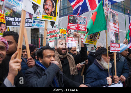 London, 10. Februar 2015. Resultate von UK Bangladeschis aus Bangladesch speichern demonstrieren vor Downing Street vor Übergabe einen Brief an David Cameron attraktiv für ihn, Druck auf die regierende Awami-Liga, freie und faire Wahlen abzuhalten und zu Ende "außergerichtliche Hinrichtungen" und politische Gewalt. Stockfoto