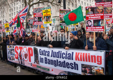 London, 10. Februar 2015. Resultate von UK Bangladeschis aus Bangladesch speichern demonstrieren vor Downing Street vor Übergabe einen Brief an David Cameron attraktiv für ihn, Druck auf die regierende Awami-Liga, freie und faire Wahlen abzuhalten und zu Ende "außergerichtliche Hinrichtungen" und politische Gewalt. Stockfoto