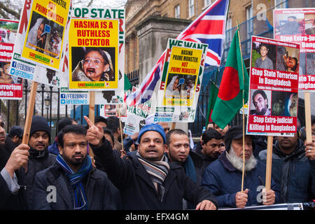 London, 10. Februar 2015. Resultate von UK Bangladeschis aus Bangladesch speichern demonstrieren vor Downing Street vor Übergabe einen Brief an David Cameron attraktiv für ihn, Druck auf die regierende Awami-Liga, freie und faire Wahlen abzuhalten und zu Ende "außergerichtliche Hinrichtungen" und politische Gewalt. Stockfoto