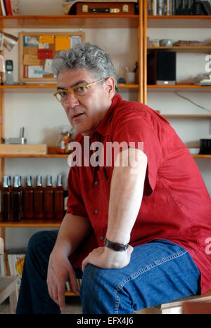 Porträt. Quim Monzó. Spanisch-katalanische Schriftsteller-Journalist und Autor, in seinem Studio in Barcelona Stockfoto