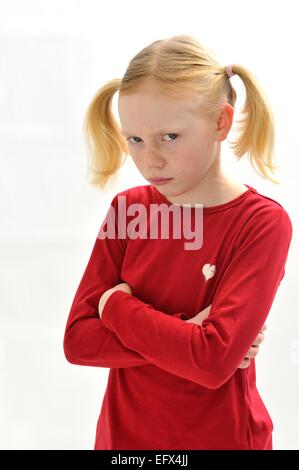 Junges Mädchen mit Pig Tails wütend schlecht gelaunt Stockfoto