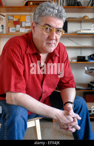 Porträt. Quim Monzó. Spanisch-katalanische Schriftsteller-Journalist und Autor, in seinem Studio in Barcelona Stockfoto