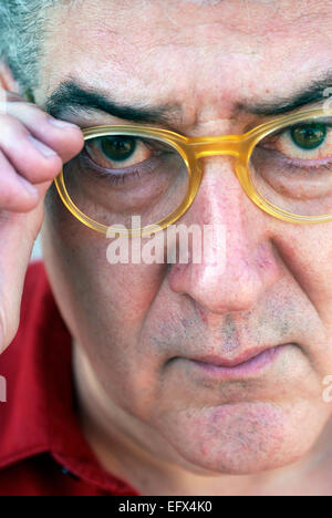 Porträt. Quim Monzó. Spanisch-katalanische Schriftsteller-Journalist und Autor, in seinem Studio in Barcelona Stockfoto