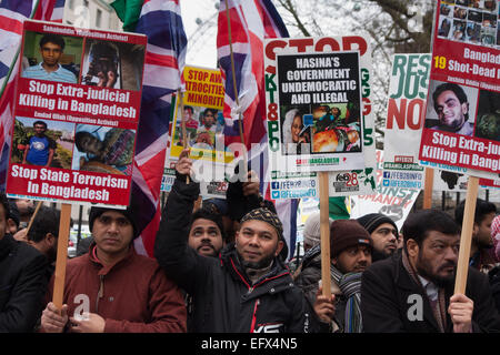 London, 10. Februar 2015. Resultate von UK Bangladeschis aus Bangladesch speichern demonstrieren vor Downing Street vor Übergabe einen Brief an David Cameron attraktiv für ihn, Druck auf die regierende Awami-Liga, freie und faire Wahlen abzuhalten und zu Ende "außergerichtliche Hinrichtungen" und politische Gewalt. Stockfoto