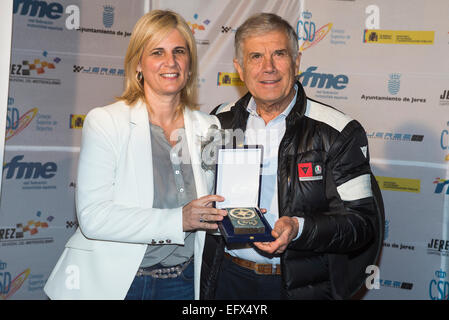 Jerez De La Frontera, Andalusien, Spanien, 11. Februar 2015: Giacomo Agostini, italienischer Motorradfahrer mit mehr Siegen in Grand Prix Motorrad-Rennsport, stellt den zweiten Stern in der Motorrad-Walk of The Fame in Jerez De La Frontera, mit ihm María José García-Pelayo, Bürgermeister von Jerez. Stockfoto