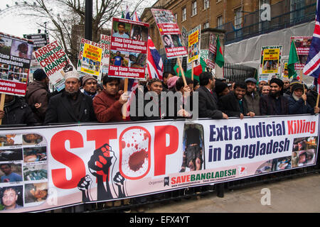 London, 10. Februar 2015. Resultate von UK Bangladeschis aus Bangladesch speichern demonstrieren vor Downing Street vor Übergabe einen Brief an David Cameron attraktiv für ihn, Druck auf die regierende Awami-Liga, freie und faire Wahlen abzuhalten und zu Ende "außergerichtliche Hinrichtungen" und politische Gewalt. Stockfoto