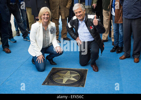 Jerez De La Frontera, Andalusien, Spanien, 11. Februar 2015: Giacomo Agostini, italienischer Motorradfahrer mit mehr Siegen in Grand Prix Motorrad-Rennsport, stellt den zweiten Stern in der Motorrad-Walk of The Fame in Jerez De La Frontera, mit ihm María José García-Pelayo, Bürgermeister von Jerez. Stockfoto