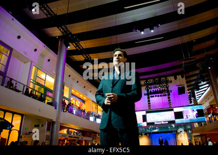 Modelle zeigen die neuesten in Herren Blindgänger auf einer Startbahn, die aus dem Boden im Fashion Show Mall, Las Vegas, Nevada auslöst Stockfoto