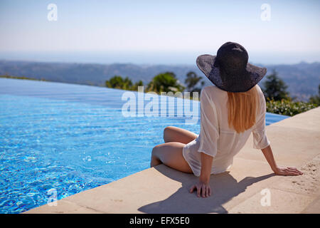 Junge Frau am Pool im Urlaub in Südfrankreich Stockfoto