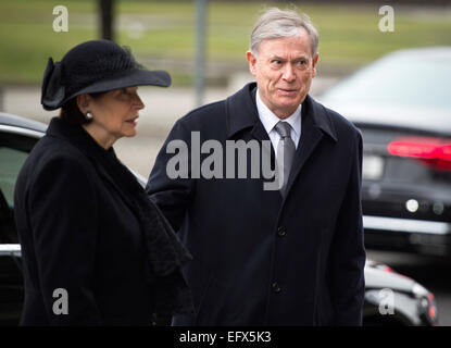 Berlin, Deutschland. 11. Februar 2015. Former German President Horst Koehler (R) und seine Frau Eva kommt für das Staatsbegräbnis von den ehemaligen deutschen Bundespräsidenten Richard von Weizsaecker am Berliner Dom, der evangelischen Kirche Berlin am 11. Februar 2015. Ehemaliger Präsident Weizsäcker, die Einstellung der deutschen über den Holocaust in Frage gestellt, mit dem Argument, dass das Land durch die Nazi-Niederlage befreit worden war im Jahre 1945 starb am 31. Januar 2015 im Alter von 94 Jahren. Bildnachweis: Dpa picture Alliance/Alamy Live News Stockfoto