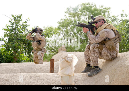 US-Spezialeinheiten Kommandos Wachen für die Aufständischen Taliban während eines Dorfes clearing Betrieb 16. Mai 2012 in Gerandai Dorf, Panjwai District, Provinz Kandahar, Afghanistan. Stockfoto