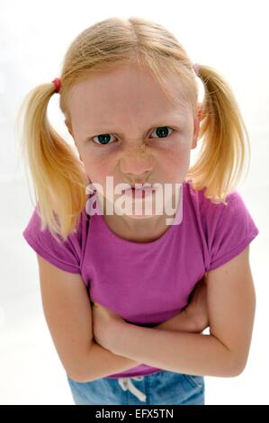 Junges Mädchen mit Pig Tails wütend schlecht gelaunt Stockfoto