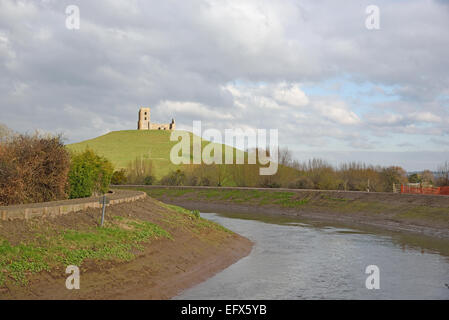 Die zerstörten mittelalterlichen St. Michael am Graben prahlen, Somerset. Von Burrowbridge, mit dem Fluß Parrett im Vordergrund. Stockfoto