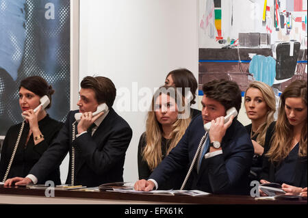 Sotheby's, London, UK. 10. Februar 2015.  Sotheby's Personal Gebote für ihre Telefon-Kunden.  Der Abend Gesamtumsatz war £ 122,6 Millionen, der höchste jemals für ein Sotheby Verkauf von zeitgenössischer Kunst in Europa. Bildnachweis: Stephen Chung/Alamy Live-Nachrichten Stockfoto