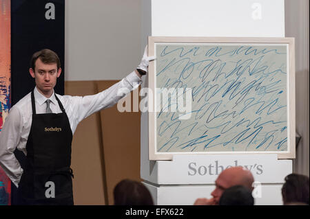 Sotheby's, London, UK. 10. Februar 2015.  Eine Sotheby's-Mitarbeiter zeigt Cy Twomblys "Untitled" (verkauft für £1.025 m).  Der Abend Gesamtumsatz war £ 122,6 Millionen, der höchste jemals für ein Sotheby Verkauf von zeitgenössischer Kunst in Europa. Bildnachweis: Stephen Chung/Alamy Live-Nachrichten Stockfoto