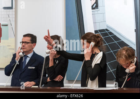 Sotheby's, London, UK. 10. Februar 2015.  Sotheby's Personal Gebote für ihre Telefon-Kunden.  Der Abend Gesamtumsatz war £ 122,6 Millionen, der höchste jemals für ein Sotheby Verkauf von zeitgenössischer Kunst in Europa. Bildnachweis: Stephen Chung/Alamy Live-Nachrichten Stockfoto