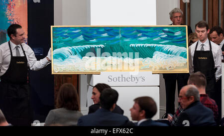 Sotheby's, London, UK. 10. Februar 2015.  Sotheby's-Mitarbeiter zeigt David Hockneys "grünen Tide" (verkauft für £2.165 m).  Der Abend Gesamtumsatz war £ 122,6 Millionen, der höchste jemals für ein Sotheby Verkauf von zeitgenössischer Kunst in Europa. Bildnachweis: Stephen Chung/Alamy Live-Nachrichten Stockfoto