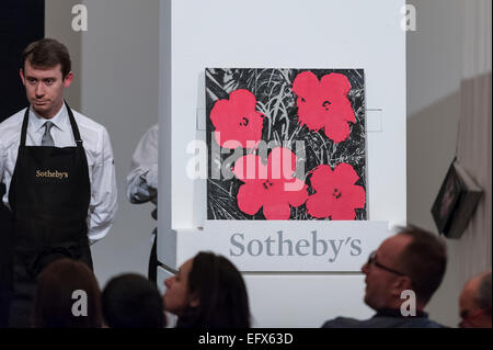 Sotheby's, London, UK. 10. Februar 2015.  Eine Sotheby's-Mitarbeiter zeigt Andy Warhols "Blumen" (verkauft für £1.013 m).  Der Abend Gesamtumsatz war £ 122,6 Millionen, der höchste jemals für ein Sotheby Verkauf von zeitgenössischer Kunst in Europa. Bildnachweis: Stephen Chung/Alamy Live-Nachrichten Stockfoto