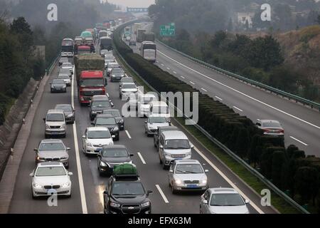 (150211)--CHENZHOU, 11. Februar 2015 (Xinhua)--Fahrzeuge Richtung Norden warten im Stau am Tanlei Abschnitt des Beijing-Hong Kong-Macao Expressway in Zentral-China der Provinz Hunan, 10. Februar 2015, während Fahrzeuge sind weniger in den umgekehrten Weg. Die Anzahl der Fahrzeuge in Hunan aus Guangdong am 10. Februar wurde geschätzt, um 43.000 bis zu 40 % zu erreichen über dem Vorjahr. Die 40-Tage-Reise-Raserei, bekannt als "Chunyun", die hektische Zeit rund um Spring Festival, das dieses Jahr am 19. Februar fällt, begann am 4. Februar und dauert bis 16. März.  (Xinhua/Li Ga) (Angeles) Stockfoto