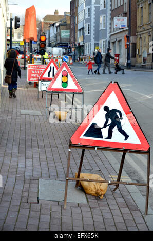 Verkehrszeichen auf einem Bürgersteig in einer Stadt im Zentrum (Maidstone, England) Baustellen und temporären Ampeln Stockfoto