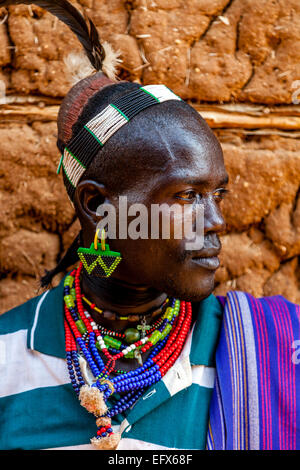 Ein Portrait eines Mannes aus der Hamer-Stamm, Montag Markt, Turmi, der Omo-Tal, Äthiopien Stockfoto