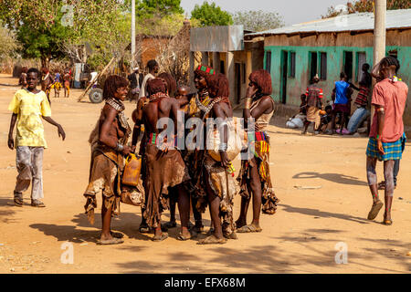 Eine Gruppe von Frauen aus dem Hamer-Stamm im Chat am Montag Markt In Turmi, Omo-Tal, Äthiopien Stockfoto