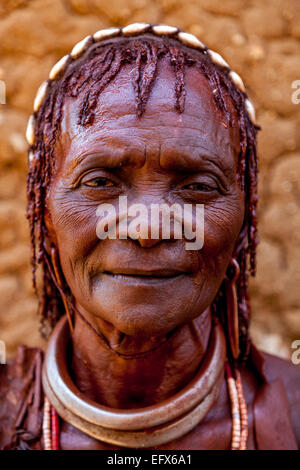 Ein Portrait einer älteren Frau vom Stamm der Hamer, Montag Markt, Turmi, der Omo-Tal, Äthiopien Stockfoto