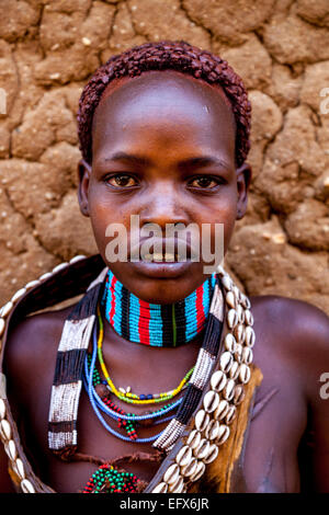 Ein Portrait eines Mädchens aus der Hamer-Stamm, Montag Markt, Turmi, der Omo-Tal, Äthiopien Stockfoto