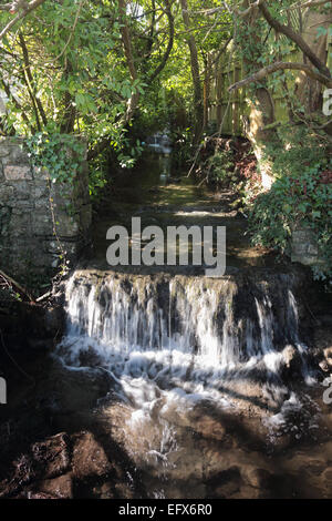 Funkelnde Bach und Wasserfall durch Dorf Stockfoto