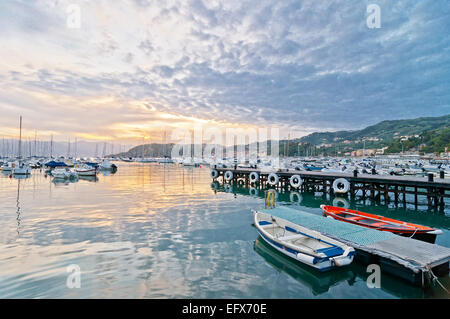 Lerici, Italien - 1. Juni 2013: Sonnenuntergang am Hafen und Stadt von Lerici im Sommer auf 1. Juni 2013 in Lerici. Stockfoto