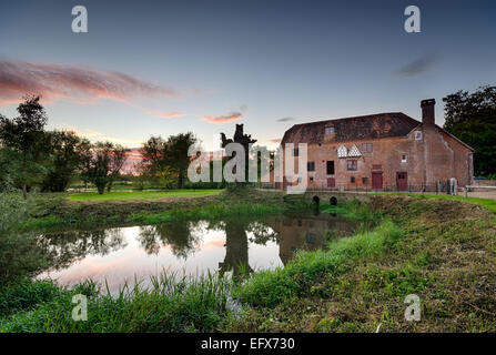 Dämmerung fällt über eine alte Mühle am Fluss Stour am Sturminster Marshall nahe Wimborne in Dorset Stockfoto