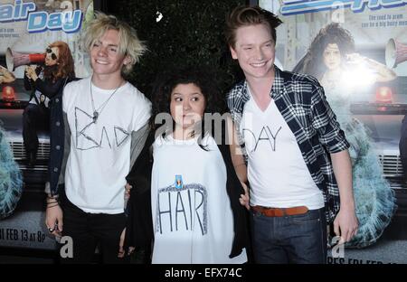 Ross Lynch, Raini Rodriguez, Calum Worthy im Ankunftsbereich für BAD HAIR DAY Premiere auf dem Disney Channel, The Walt Disney Studios Frank G. Wells Theater, Burbank, CA 10. Februar 2015. Foto von: Dee Cercone/Everett Collection Stockfoto