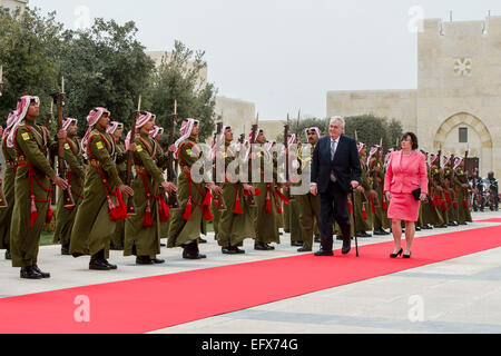 Tschechischer Präsident Milos Zeman mit seiner Frau Ivana (beide im Bild) König Abdullah II und Königin Rania (links) in ihrem Palast in Amman, Jordanien, 2. Februar 2015 erfüllt. König Abdullah gewährt höchsten jordanischen Staat Dekoration auf tschechische Präsident Milos Zeman und tschechischen Präsidenten präsentiert Jordaniens König Abdullah II. mit der höchsten Auszeichnung der tschechischen Staates, die Reihenfolge der der weiße Löwe für den Kampf gegen islamische Radikale und Unterstützung für ihn im Kampf gegen den Terrorismus und die radikale islamische Staat Organisation zum Ausdruck bringen. Milos Zeman endet heute seines offiziellen Besuchs in Jordanien. (CTK Foto/David Tanecek) Stockfoto