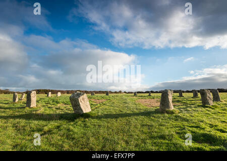 Blauer Himmel über der Merry Maidens Kreis eine neolithischen Stein in der Nähe von St Buryan im äußersten Westen von Cornwall - auch bekannt als the Dawn M Stockfoto