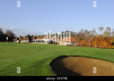 Blick im Herbst über dem 18. Grün des Old Course zum Clubhaus Gog Magog Golfclub Cambridge England Stockfoto