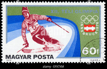 Ungarn - ca. 1975: Eine Briefmarke gedruckt in Ungarn aus der "Olympischen Winterspiele Innsbruck 1976'-Ausgabe Slalom Ski zeigt, Circ Stockfoto