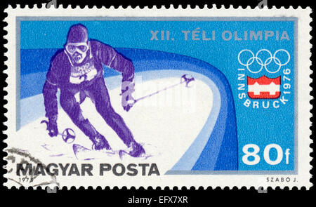 Ungarn - ca. 1975: Eine Briefmarke gedruckt in Ungarn aus der "Olympischen Winterspiele Innsbruck 1976' Ausgabe zeigt Skifahren, ca. 1975. Stockfoto