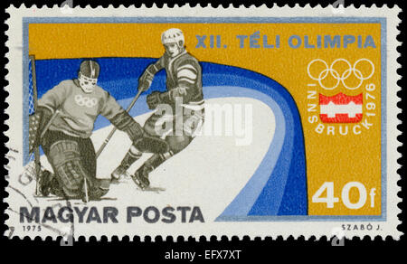 Ungarn - ca. 1975: Eine Briefmarke gedruckt in Ungarn von der Olympischen Winterspiele Innsbruck 1976 Ausgabe zeigt Eishockey Athleten, Stockfoto