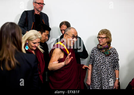 Kopenhagen, Dänemark. 11. Februar 2015. Dalai Lama kommt nach der Pressekonferenz in Kopenhagen in der Bella Sky Hotel and Conference Center. Bildnachweis: OJPHOTOS/Alamy Live-Nachrichten Stockfoto