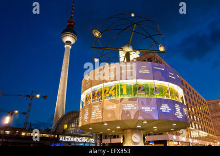 Berlin, Deutschland - 7. Juni 2013: Alexanderplatz, Fernsehturm und Uhr Nacht Weltsicht auf 7. Juni 2013 in Berlin. Von Berlin genannt Stockfoto