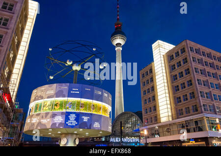 Berlin, Deutschland - 7. Juni 2013: Alexanderplatz, Fernsehturm und Uhr Nacht Weltsicht auf 7. Juni 2013 in Berlin. Von Berlin genannt Stockfoto