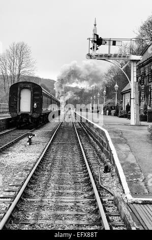 Schwarz-Weiß-Bild eines Dampfzugs, der den Bahnhof Darley Dale verlässt, und eine Reiseszene nachstellt, die man in den 1940er, 1950er und 1960er Jahren häufig gesehen hat Stockfoto