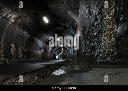 Innen-Grabstein-Tunnel auf dem Monsal Trail im Peak District Stockfoto