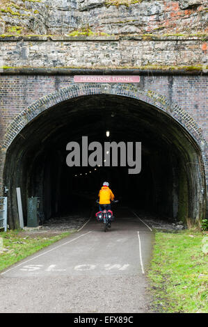 Radfahrer in Grabstein-Tunnel auf dem Monsal Trail im Peak District Stockfoto